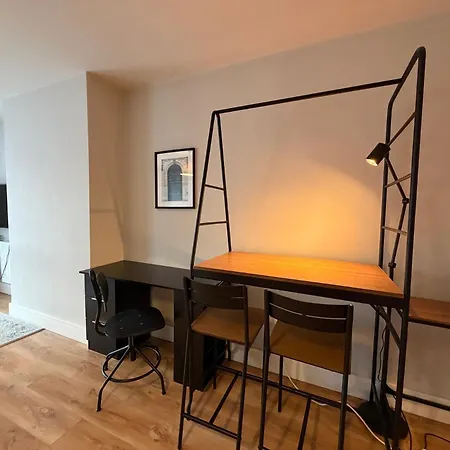 Modern With Fast Wifi And Kitchen شقة *