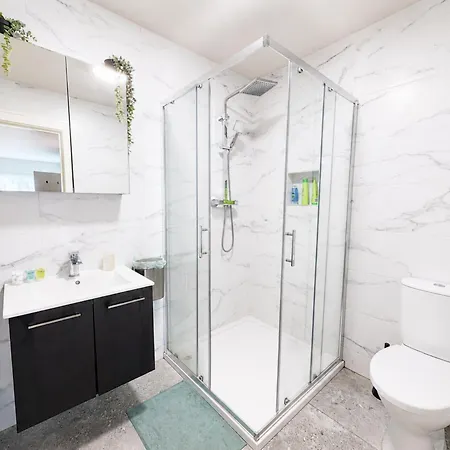 Modern With Fast Wifi And Kitchen